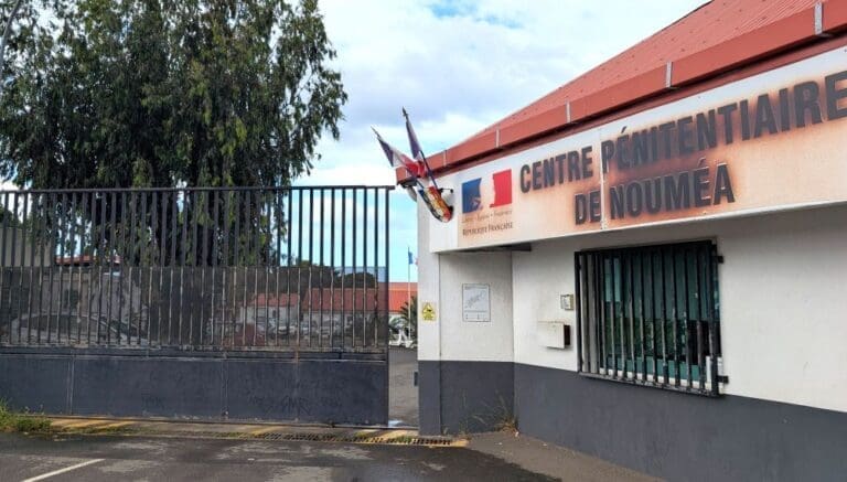 En état d’évasion du Camp-Est, il est surpris en train de cambrioler une épicerie