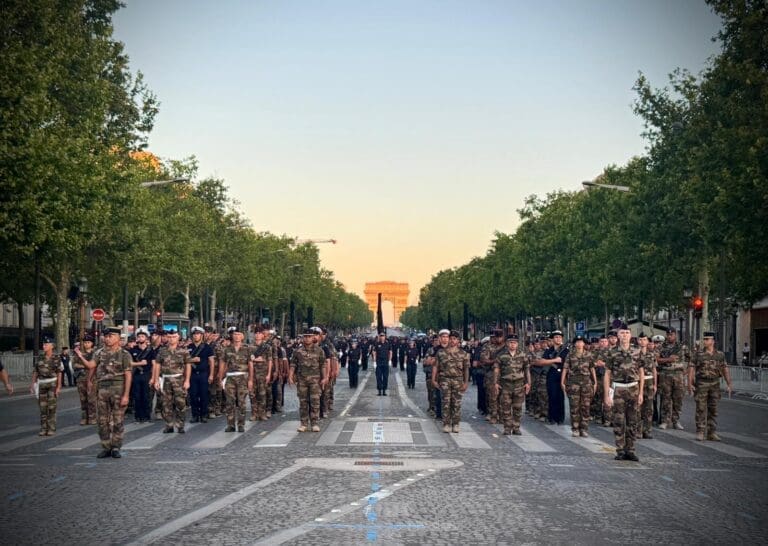 EN IMAGES – 14 juillet : le « Carré Pacifique », une présence remarquée sur les Champs-Elysées